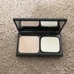 Bobbi Brown Powder Foundation in Alabaster